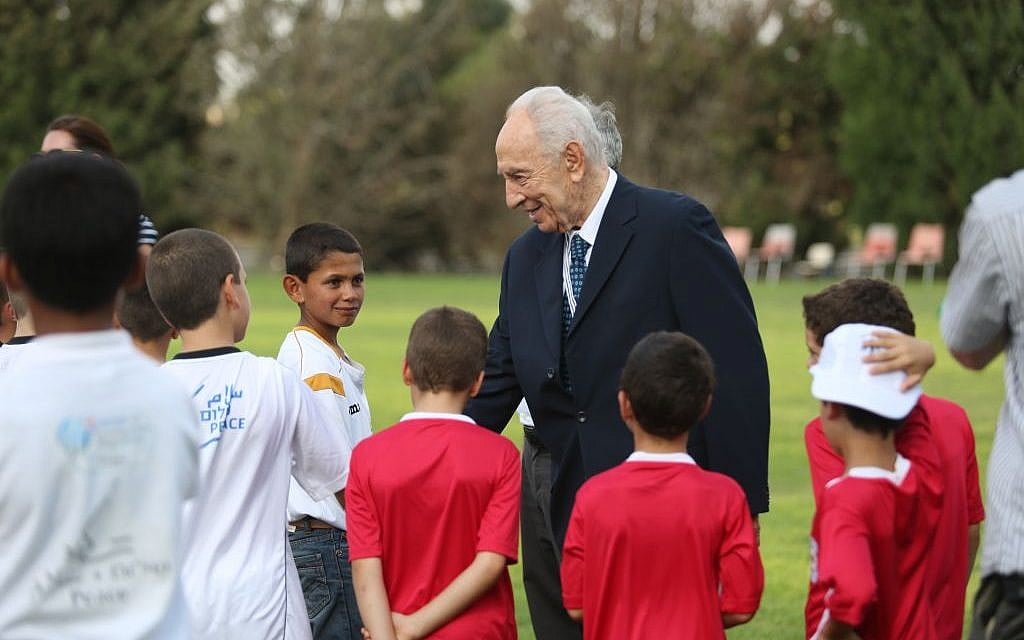 Shimon Peres with children at the Peres Center for Peace (Peres Center for Peace Archives) Shimon Peres with children at the Peres Center for Peace (Peres Center for Peace Archives)
