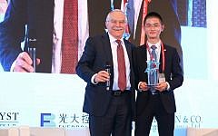 Catalyst CEL Fund's Yair Shamir presents a GoforIsrael award to Fosun Group's Joe Yizhou He  (Courtesy)