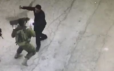 Palestinian assailant Hatem Abdel-Hafiz al-Shaloudi attacks Israeli soldiers with a knife in Hebron on September 17, 2016 (screen capture)