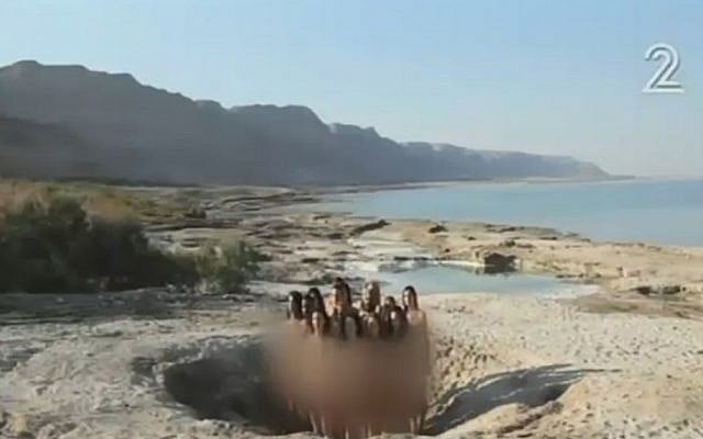 American photographer Spencer Tunick shoots nude environmental activists inside a sinkhole at Israel's Dead Sea on September 11, 2016 (Channel 2 News)