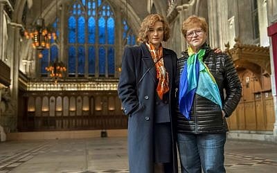 Rachel Weisz, who plays Deborah Lipstadt in the movie, poses with her for a photo. (Liam Daniel/Bleecker Street)