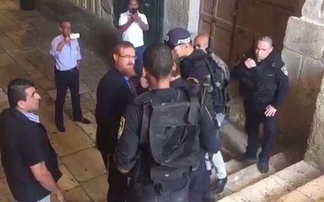 Likud MK Yehudah Glick speaks to police officers outside the entrance to the Temple Mount in Jerusalem on September 19, 2016. (screen capture: Channel 10) Likud MK Yehudah Glick speaks to police officers outside the entrance to the Temple Mount in Jerusalem on September 19, 2016. (screen capture: Channel 10)