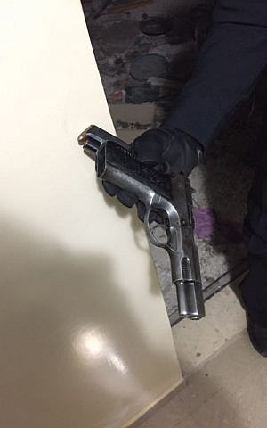 A gun seized by IDF troops during overnight raids on West Bank towns and villages on September 19, 2016. (IDF Spokesman's Unit)