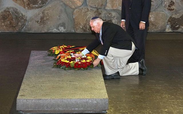 Maryland Governor Larry Hogan lays a wreath at the Yad Vashem Holocaust Museum in Jerusalem on September 23, 2016 (photo credit: Steve Kwak, Executive Office of the Governor) Maryland Governor Larry Hogan lays a wreath at the Yad Vashem Holocaust Museum in Jerusalem on September 23, 2016 (photo credit: Steve Kwak, Executive Office of the Governor)