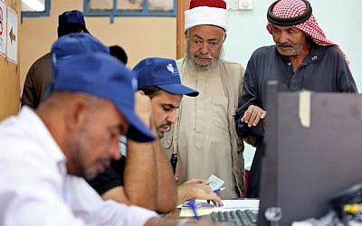 Voters at a polling station in Amman, Jordan, September 20, 2016. (AP Photo/Raad Adayleh)