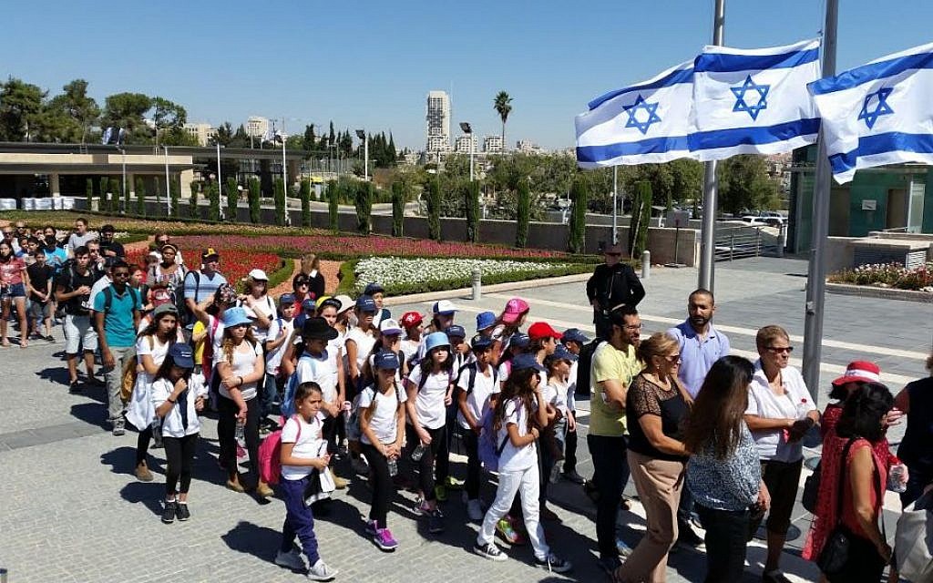 Thousands of Israelis pay their respects to Shimon Peres at the Knesset in Jerusalem on September 29, 2016, a day after the elder statesman died at the age of 93 (Raphael Ahren/Times of Israel)