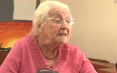 102-year-old Liza Shvetz, David Ben-Gurion's secretary, talks to Ynet about the first prime minister's relationship with his young aide Shimon Peres in an interview aired on September 29, 2016 (screen capture: Ynet)