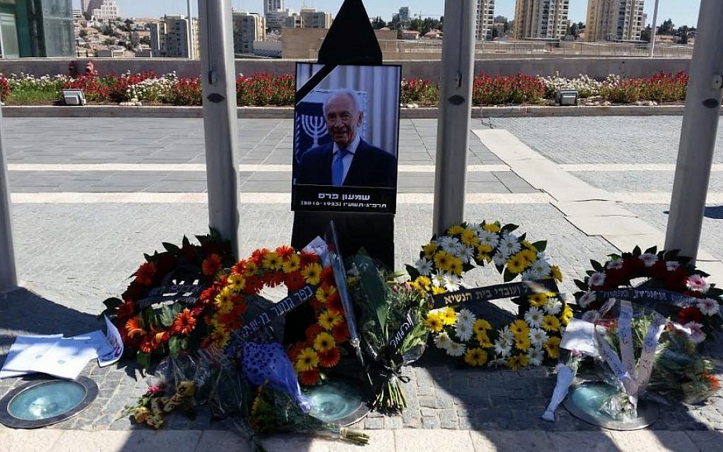 A portrait of Shimon Peres stands in the plaza outside the Knesset in Jerusalem on September 29, 2016, as thousands of Israelis pay their respects to the elder statesman a day after his death at the age of 93. (Raphael Ahren/Times of Israel)