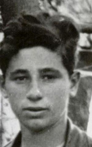 Shimon Peres as a child on a trip with the General Federation of Students and Young Workers (Shimon Peres Archives)