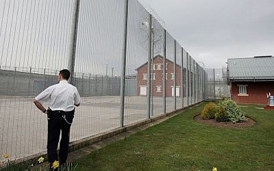 Illustrative: A prison guard of Premier Custodial Services patrols the security fencing of Kilmarnock Prison on 26 April, 2005, Kilmarnock, Scotland. (Christopher Furlong/Getty Images)