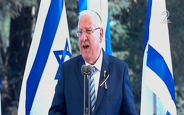 President Reuven Rivlin delivers a eulogy at Shimon Peres’s funeral at Mount Herzl cemetery in Jerusalem on September 30, 2016. (screen capture: Channel 2)