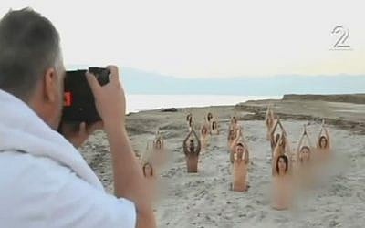 American photographer Spencer Tunick shoots nude environmental activists at Israel's Dead Sea on September  11, 2016 (Channel 2 News)