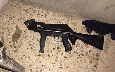 A homemade submachine gun uncovered by IDF soldiers during an early morning raid in Jabel Juhar, outside of Hebron, in the West Bank on September 21, 2016. (IDF Spokesperson's Unit)