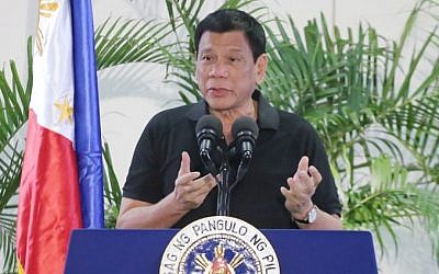 Philippines President Rodrigo Duterte delivers a speech at the Davao international airport terminal building early on September 30, 2016, shortly after arriving from an official visit to Vietnam. (AFP/ Manman Dejeto)