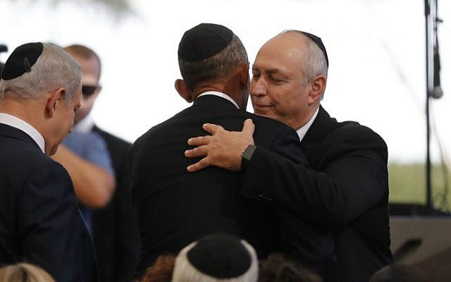 US President Barack Obama, center, greets Chemi Peres, the son of former Israeli president Shimon Peres, next to Prime Minister Benjamin Netanyahu, left, during Peres's funeral in Jerusalem's Mount Herzl national cemetery on September 30, 2016. (Thomas Coex/AFP)
