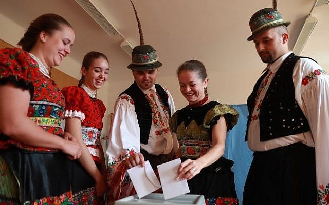 Voters wearing traditional 'Matyo' cast their ballots at a polling station in Mezokoevesd, eastern Hungary, on October 2, 2016. (AFP / FERENC ISZA) Voters wearing traditional 'Matyo' cast their ballots at a polling station in Mezokoevesd, eastern Hungary, on October 2, 2016. (AFP / FERENC ISZA)