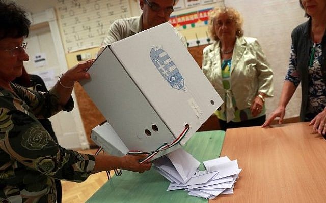 Hungarian election officials start to count votes in a polling station in Budapest, on October 2, 2016. (AFP PHOTO / FERENC ISZA)