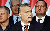 Hungarian Prime Minister Viktor Orban (C) gives a speech in 'Balna' cultural center of Budapest on October 2, 2016 (AFP PHOTO / ATTILA KISBENEDEK)
