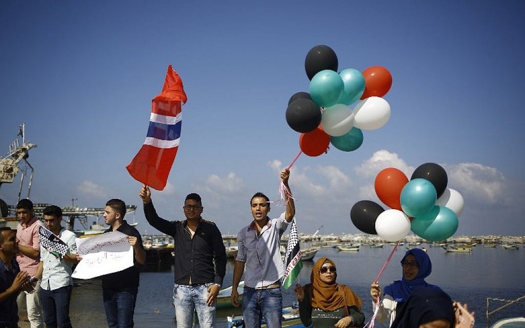 Palestinians show their solidarity with a Gaza-bound flotilla of international activists attempting to break the Israeli blockade on the Hamas-run Gaza Strip, on October 5, 2016. at the port in Gaza City. (AFP/ MOHAMMED ABED)