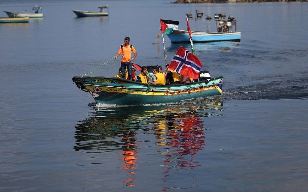 Palestinians show their solidarity with a Gaza-bound flotilla of international activists attempting to break the Israeli blockade on the Hamas-run Gaza Strip, on October 5, 2016 at the port in Gaza City. (AFP / MOHAMMED ABED)