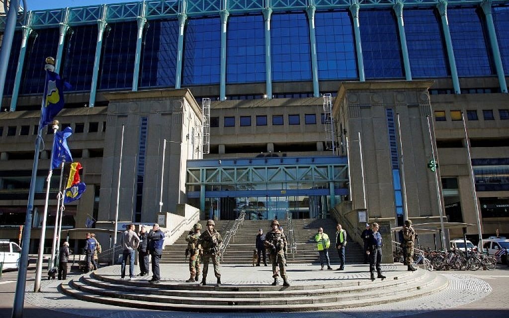 Police and army personnel stand guard during a bomb alert outside the Brussels-North train station in Brussels, on October 5, 2016. (AFP/ BELGA / THIERRY ROGE)