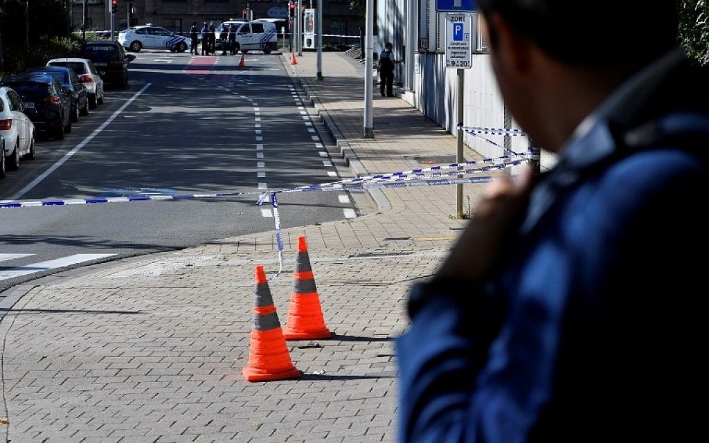 A security perimeter set around n the scene where two police officers were stabbed on October 5, 2016 in the Schaerbeek neighborhood in Brussels. (AFP PHOTO / BELGA / DIRK WAEM)
