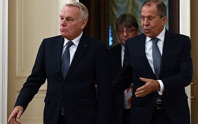 Russian Foreign Minister Sergey Lavrov (R) shows the way to his French counterpart Jean-Marc Ayrault during a meeting in Moscow on October 6, 2016. (AFP PHOTO/VASILY MAXIMOV)