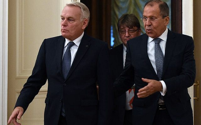 Russian Foreign Minister Sergei Lavrov (R) shows the way to his French counterpart Jean-Marc Ayrault during a meeting in Moscow on October 6, 2016. (AFP PHOTO/VASILY MAXIMOV)