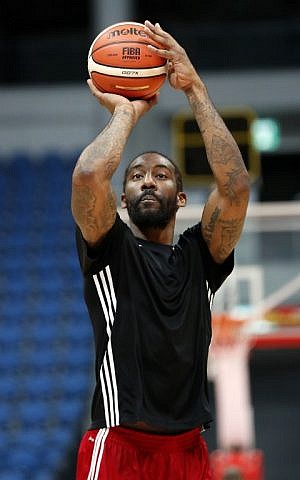 Former NBA All-Star Amar'e Stoudemire shoots during a basketball training session with his new club Hapoel Jerusalem in Jerusalem on October 7, 2016. (AFP PHOTO / THOMAS COEX)