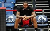 Former NBA All-Star Amar'e Stoudemire rests during a basketball training session with his Hapoel Jerusalem in Jerusalem on October 7, 2016. (AFP/Thomas Coex)