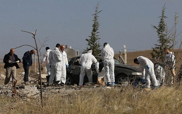 Police forensic officers work at the scene of a suicide bombing in Haymana, in the outskirts of the capital Ankara, on October 8, 2016. (AFP PHOTO / ADEM ALTAN) Police forensic officers work at the scene of a suicide bombing in Haymana, in the outskirts of the capital Ankara, on October 8, 2016. (AFP PHOTO / ADEM ALTAN)