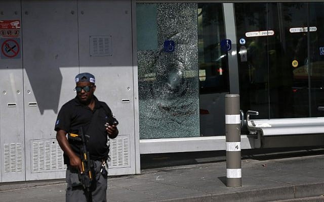 An Israeli police officer stands guard at the site of a shooting attack at the light rail station outside police headquarters in Jerusalem on October 9, 2016. (Ahmad Gharabli/AFP)