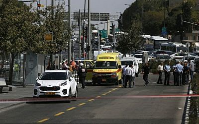 Israeli security forces cordon off the site of a shooting attack near police headquarters in Jerusalem on October 9, 2016. (AFP/AHMAD GHARABLI)