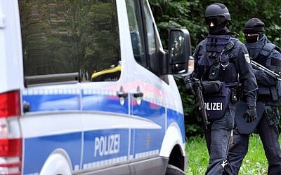 Policemen of a special unit are pictured at the Yorckgebiet district of Chemnitz, eastern Germany,  on October 9, 2016.  AFP /dpa/Hendrik Schmidt)