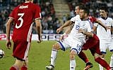 Israel's forward Tomer Hemed (C) vies for the ball against Liechtenstein's Benjamin Buchel during the World Cup 2018 qualification football match between Israel and Liechtenstein at the Teddy Kollek Memorial Stadium in Jerusalem on October 9, 2016. (AFP/Thomas Coex)