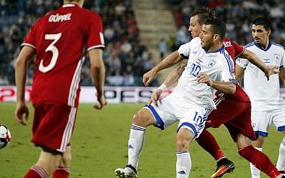 Israel's forward Tomer Hemed (C) vies for the ball against Liechtenstein's Benjamin Buchel during the World Cup 2018 qualification football match between Israel and Liechtenstein at the Teddy Kollek Memorial Stadium in Jerusalem on October 9, 2016. (AFP/Thomas Coex)