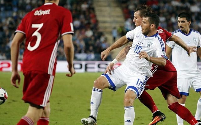 Israel's forward Tomer Hemed (C) vies for the ball against Liechtenstein's Benjamin Buchel during the World Cup 2018 qualification football match between Israel and Liechtenstein at the Teddy Kollek Memorial Stadium in Jerusalem on October 9, 2016. (AFP/Thomas Coex)