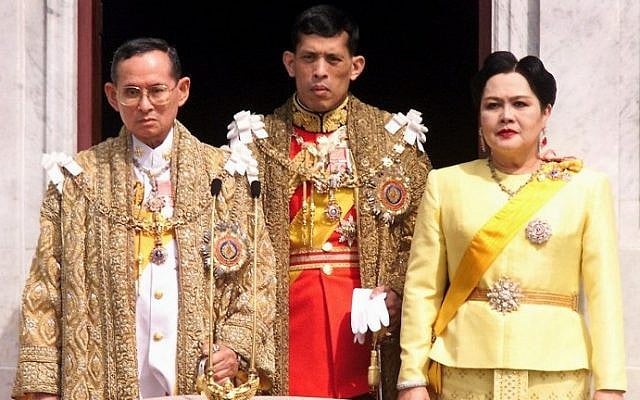 Thai King Bhumibol Adulyadej, left, Crown Prince Maha Vajiralongkorn, center, and Queen Sirikit appear at a balcony of Anantasamakom Throne Hall in Bangkok to mark the King's birthday, December 5, 1999 (AFP/PORNCHAI KITTIWONGSAKUL)