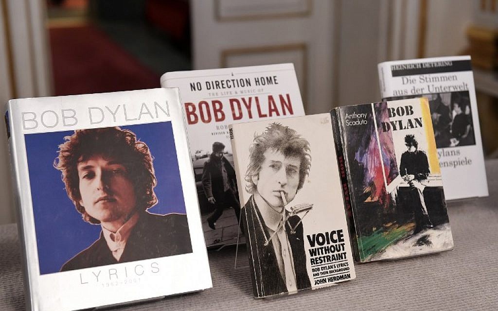 Books by US songwriter Bob Dylan who was announced the laureate of the 2016 Nobel Prize in Literature are displayed at the Swedish Academy in Stockholm, Sweden, on October 13, 2016. (AFP/JONATHAN NACKSTRAND)