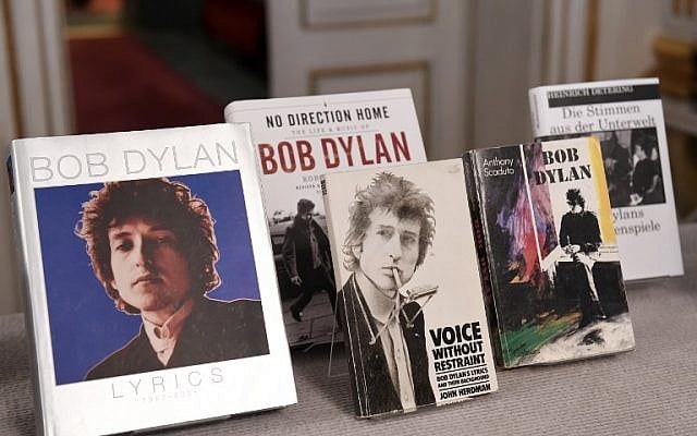 Books by US songwriter Bob Dylan who was announced the laureate of the 2016 Nobel Prize in Literature are displayed at the Swedish Academy in Stockholm, Sweden, on October 13, 2016. (AFP/JONATHAN NACKSTRAND)