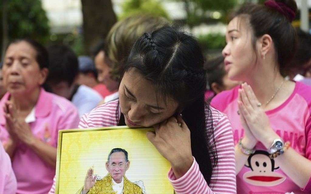 Well-wishers of Thailand's King Bhumibol Adulyadej pray at Siriraj Hospital, where the king was being treated, in Bangkok on October 13, 2016. (AFP PHOTO / MUNIR UZ ZAMAN)