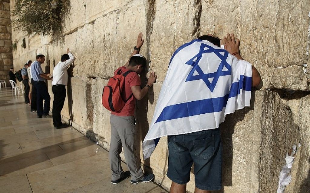 Jewish worshipers pray at the Western Wall in Jerusalem's Old City on October 14, 2016. (AFP PHOTO/MENAHEM KAHANA)