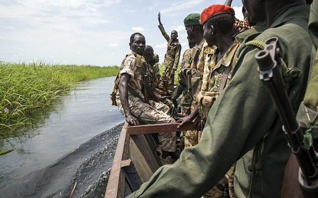 Soldiers of the Sudan People Liberation Army (SPLA) cross the Nile River in a boat near Malakal, northern South Sudan, on October 16, 2016. (AFP PHOTO / Albert Gonzalez Farran)