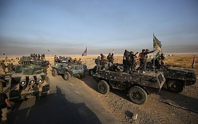 Iraqi forces deploy in the area of al-Shurah, some 45 kms south of Mosul, as they advance towards the city to retake it from the Islamic State (IS) group jihadists, on October 17, 2016. (AFP PHOTO/AHMAD AL-RUBAYE)