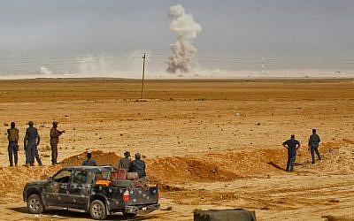 Smoke billows as Iraqi forces hold a position on October 17, 2016 in the area of al-Shurah, some 45 kilometers south of Mosul, while advancing towards the city to retake it from the Islamic State (IS) group jihadists.(AFP PHOTO / AHMAD AL-RUBAYE)