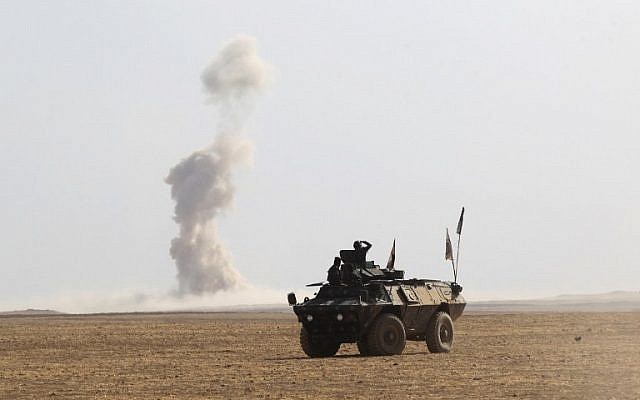 Iraqi forces battle against Islamic State (IS) group jihadists in the Bajwaniyah village, about 30 kms south of Mosul, October 18, 2016. (AFP/AHMAD AL-RUBAYE) Iraqi forces battle against Islamic State (IS) group jihadists in the Bajwaniyah village, about 30 kms south of Mosul, October 18, 2016. (AFP/AHMAD AL-RUBAYE)