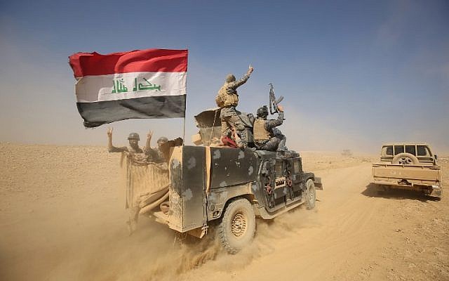 Iraqi forces deploy in the Bajwaniyah village, about 30 kilometers south of Mosul, on October 18, 2016 after they liberated it from Islamic State (IS) group jihadists. (AFP PHOTO / AHMAD AL-RUBAYE)