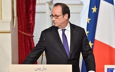 French President Francois Hollande arrives for a joint press conference with the president of the civil committee of Aleppo and the leader of Syria's White Helmets at the Elysee palace in Paris on October 19, 2016. (AFP PHOTO / ALAIN JOCARD)