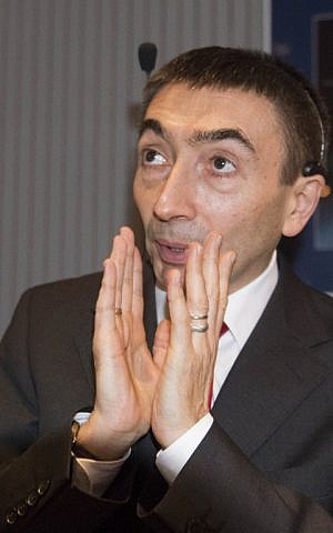 Michel Denis, French ExoMars Flight Director, reacts in the main control room of the European Space Agency (ESA) prior to the expected landing of the decent modul Schiaparelli of European-Russian ExoMars 2016 mission at the ESA space operation center (ESOC) in Darmstadt, Germany, on October 19, 2016. (AFP PHOTO / THOMAS KIENZLE)
