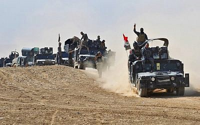 Iraqi forces hold a position near the village of Tall al-Tibah, some 30 kilometers south of Mosul, on October 19, 2016. (AFP PHOTO / AHMAD AL-RUBAYE)